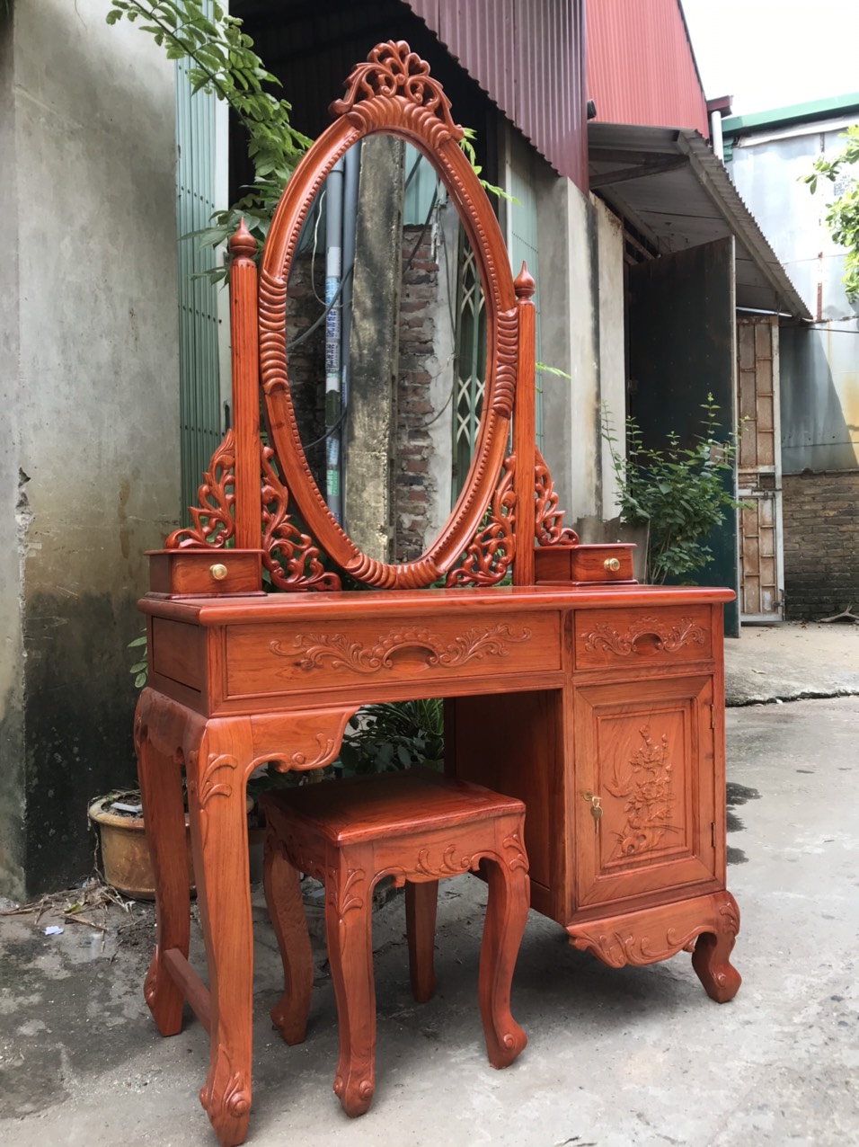 Bàn trang điểm hoa lá tây