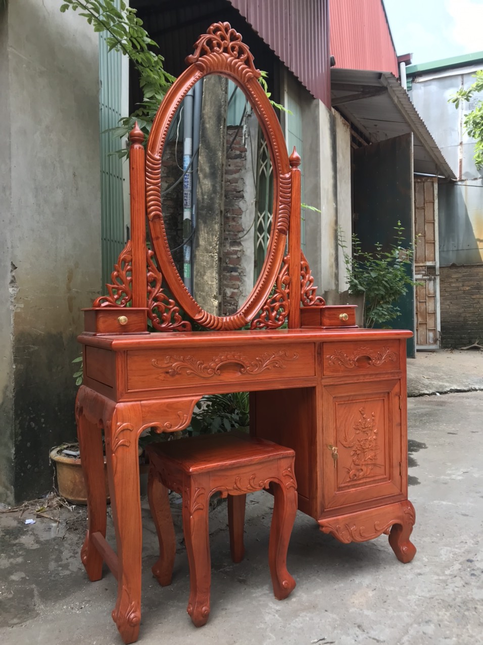 Bàn trang điểm hoa lá tây